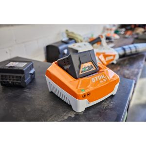 Hitri polnilnik STIHL AL 301
